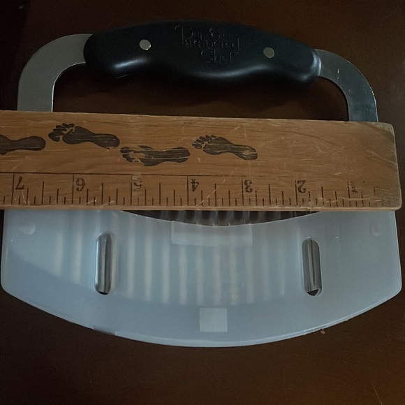 The Pampered Chef Crinkle Cutter 7.25” Blade - Picture 4 of 5